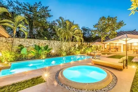 Villa Toscana - 7 Bdr Luxury Villa With Private Pool 塞米亚克 0*,  印尼